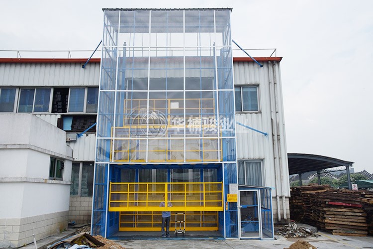 操作人員使用升降機(jī)符合操作規(guī)程嗎？