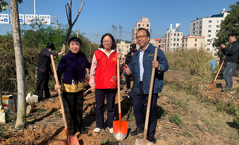 參加虎門(mén)宴崗社區(qū)組織的植樹(shù)節(jié)公益活動(dòng)
