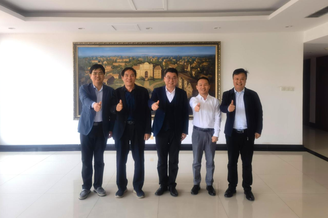 校長(zhǎng)趙同謙與東莞校友會(huì)、廣東校友會(huì)負(fù)責(zé)人座談交流